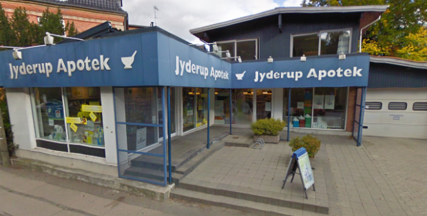 Klokken 16.36 begik en pistolbevæbnet mand røveri mod Jyderup Apotek. Foto: Google Streetview.