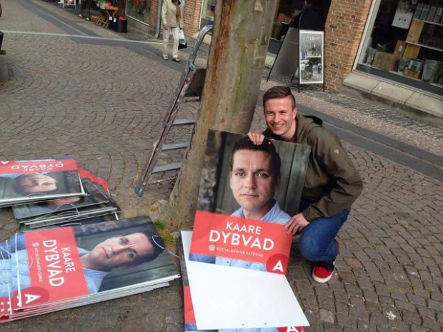 DSU var hurtigt ude og hænge plakater op med den lokale socialdemokratiske folketingskandidat Kaare Dybvad. Foto: DSU.