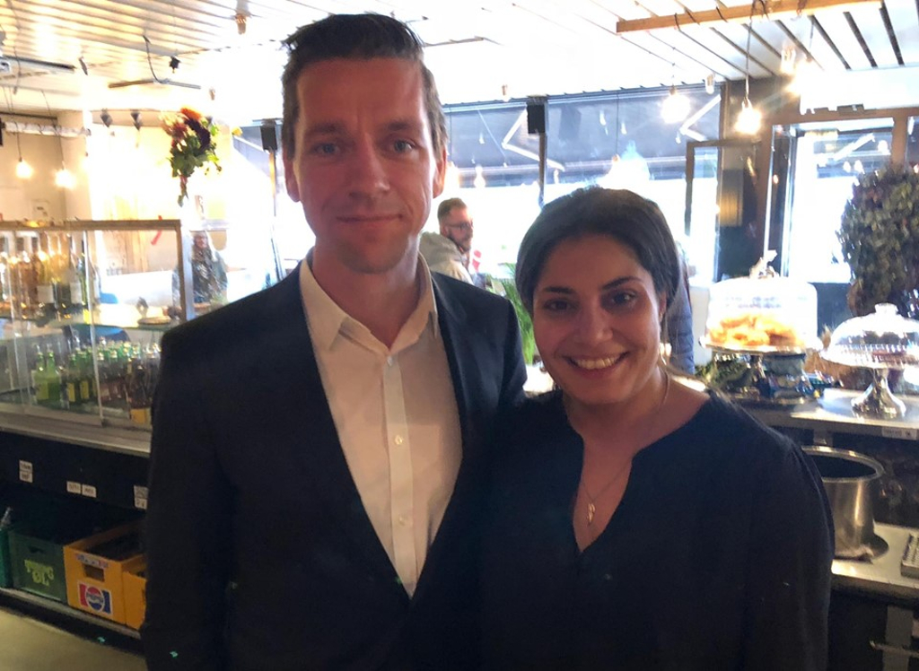 Den socialdemokratiske boligminister Kaare Dybvad Bek, støtter Nye Borgerliges kandidat, Anahita Malakians, efter hendes restaurant er blevet omtalt i venstrefløjsmediet Konfront.