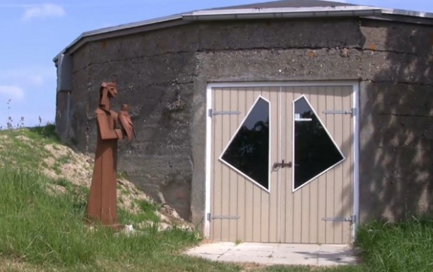 Ved første øjekast kan Kuturbeholderen minde om en gammel ombygget bunker fra Besættelsestiden. Det er den dog ikke , men det er en gammel vandbeholder som nu har fået en anden funktion. Foto: Jesper von Staffeldt.