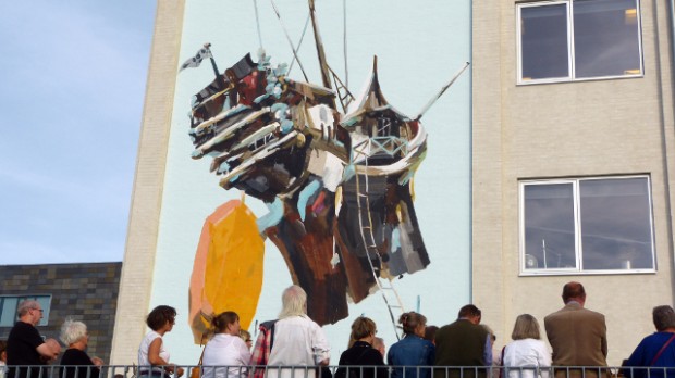Her afsløres kunstneren Mie Olises vægmaleri på administrationsbygningen i Holbæk. Foto: Jesper von Staffeldt.