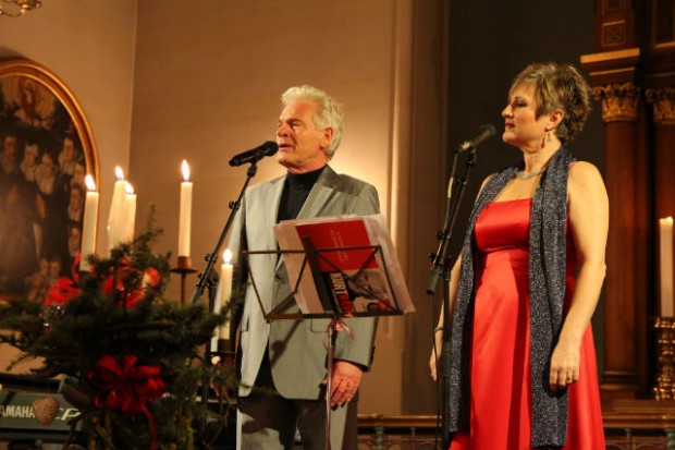 Kurt Ravn synger julen ind igen i år. Billedet er fra julekoncerten sidste år, da Gitta-Maria Sjöberg og Kurt Ravn trak fulde huse. Foto: Jesper von Staffeldt.