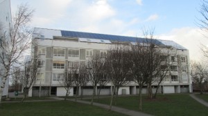 Solpaneler på tagene i Ladegårdsparken skal være med til at gøre den fælles elregning billigere. Foto: Rolf Larsen.