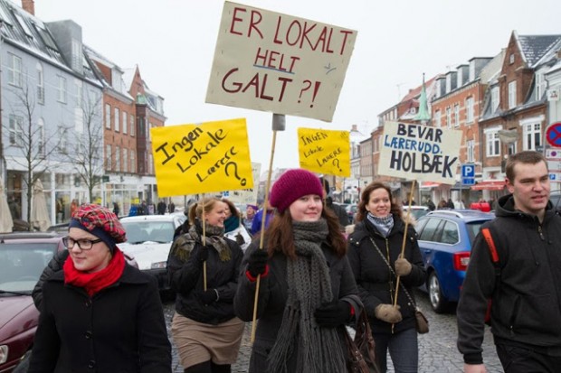 "Er lokalt helt galt" - var parolen ved lørdagens demonstration i Ahlgade. Foto: Michael Johannessen.