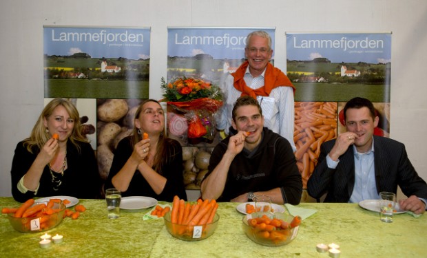 Dommerpanelet (fra venstre) bestod af Mira Arkin, Anne Hjernøe, Thomas Rode og Søren Kærsgaard. Vinderen Hans Møller Olsen i baggrunden. Foto: John Olsen /PHOTODAN