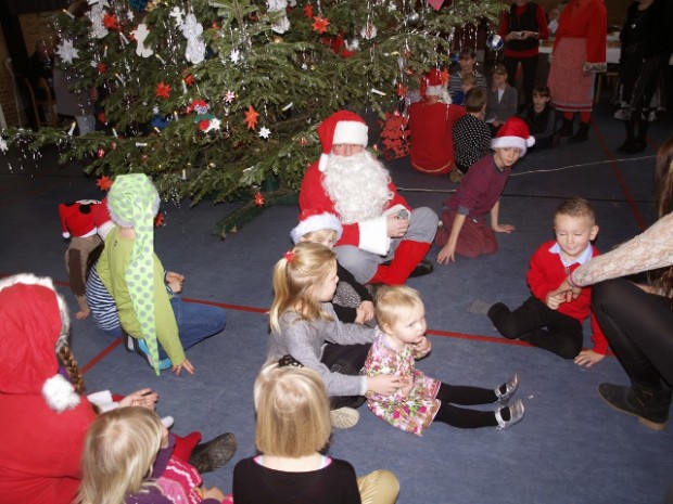 Julemanden og hans nissefamilie legede med børnene. Foto: Henning Lundhøj.