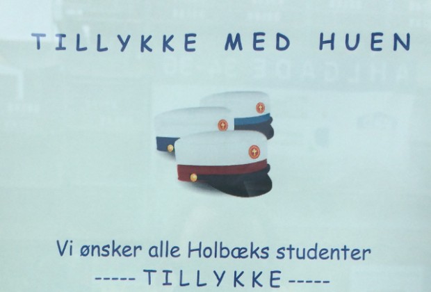 Et flot tillykke til alle Holbæks studenter fra Matas - men længere nede afsløres hvem man helst vil give gode rabatter i forretningen. Foto: Rolf Larsen.