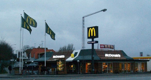 Det var bl.a. her udenfor McDonald's at de to piger slog til. Foto: Rolf Larsen.