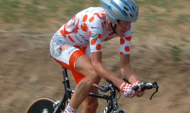 Michael Rasmussen i den prikkede bjergtrøne under Tour de France i 2005.  Året inden havde han bedt sin far om blod til doping. Foto: Gsl.