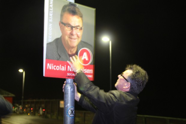 "Ham der på plakaten, kan jeg godt anbefale" -  synes regionrådskandidat Nicolai Nicolaisen at tænke. Foto: Jesper von Staffeldt.