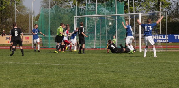 Martin Koch  redder æren for Nordvest FC da han sparker bolden i Vanløse målet til 1-1 i tillægstiden. Foto: Rolf Larsen.