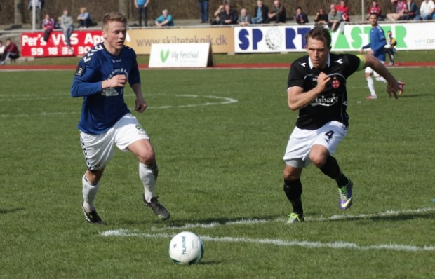 Nordvest FC (i de nye blå/hvide spillerdragter) vandt komfortabelt 5-2 over BK Frem. Foto: Rolf Larsen.