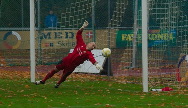 Bolden går lige forbi Birkerøds målmand. Foto: Michael Johannessen.