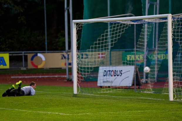 Bolden fløj direkte i FC Helsingørs mål, da Patrick Juhl bragte Nordvest FC foran 2-0. Foto: Michael Johannessen.