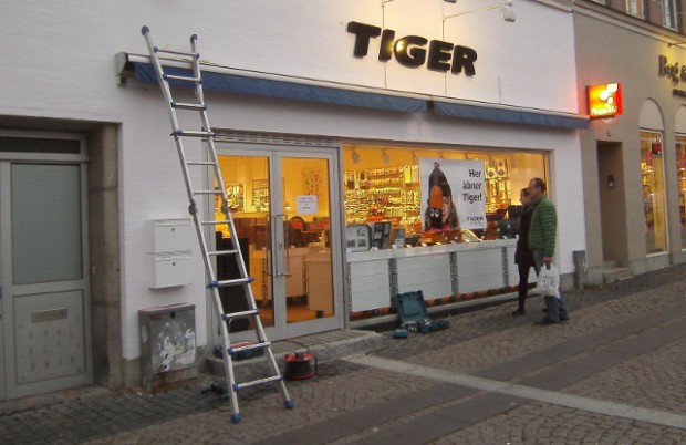 Sidst på eftermiddagen tirsdag kom Tiger-skiltet op på facaden. Foto: Rolf Larsen.