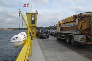 Karen Orø - den store trækfærge - må vente med at komme i dok pga. udsigten til blæsevejr.  Foto: Rolf Larsen