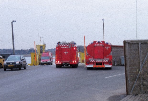 Brandbiler og redningsmandskab på øvelse ved Østre Færge. Læserfoto. 