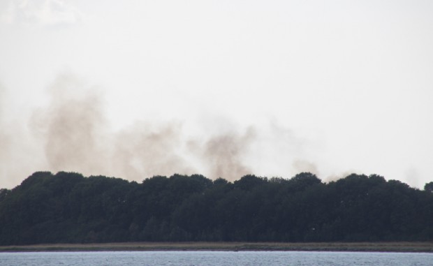 Efterhånden som brandfolkene fik ilden under kontrol, blev røgsøjlen over øen mindre. Foto: Rolf Larsen.