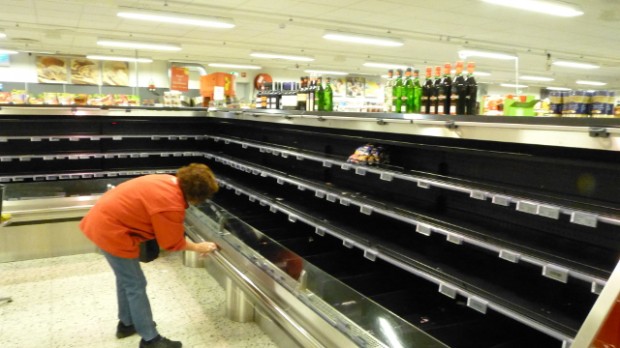 Man kunne godt tro, at man befandt sig i et polsk supermarked før Murens fald. Men det er bare Orø Brugs mandag formiddag. Foto: Jesper von Staffeldt.