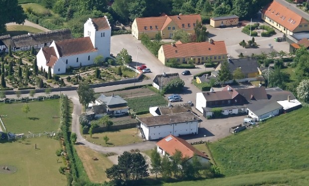 DR2 sender onsdag morgen fra Orø Skole (de gule bygninger ved siden af kirken på billedet herover). Foto: Jesper von Staffeldt.