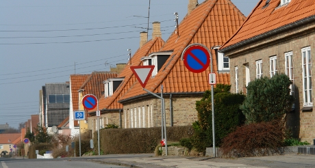 I dag blev der opsat skilte med parkering forbudt i den ene side af Godthåbsvej.