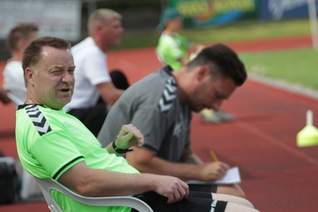 Peter Ebbe Tønder (i neon-grøn t-shirt) er ny cheftræner for HB&Is 2. divisionshold. Han skal sørge for en mere offensiv stil i det kommende nedryknignsspil. Foto: Rolf Larsen. 