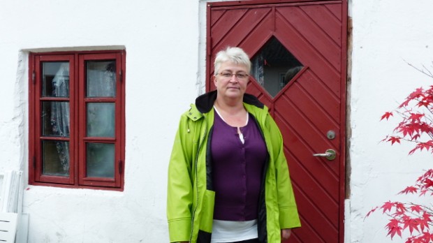  Pia Schmidt bor nu i to små værelser på Bygaden 2 , og vil da overveje at flytte tilbage til det sommerhus hun tidligere lejede , hvis loven giver mulighed for det. Foto: Jesper von Staffeldt. 
