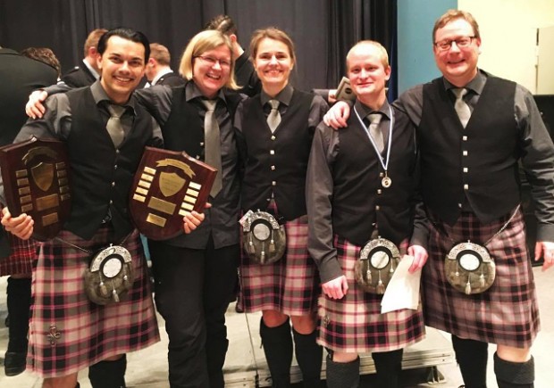 Fem glade pipere fra Holbæk Pipe Band umiddelbart efter successen i Hamborg i weekenden. Fra venstre: Rune Sawath Jensen, Lisbet Kværnø, Tone Rosenfors, Jens Hørring Olsen og David Lundgreen. Foto: Holbæk Pibe Band.