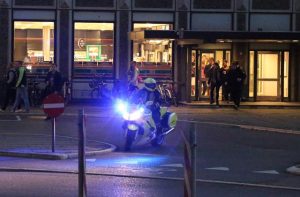 Der var masser af politi i Holbæk onsdag aften i forbindelse med Pokalkampen. Her er det en politimotorcykel ved Holbæk Station. Foto: Michael Johannessen.