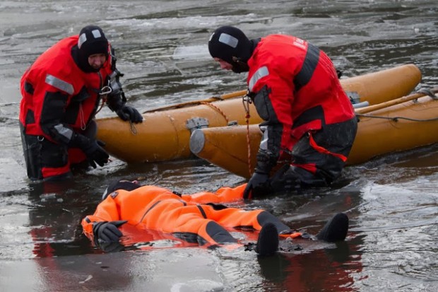 Det så dramatisk ud, da Falck-folkene øvede sig i at redde mennesker der vra gået gennem isen. Foto: Michael Johannessen.