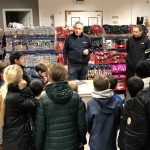 Købmand Johnny Borch fortæller eleverne fra Bjergmarkskolen om arbejdet med mindre madspild