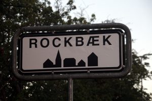 På byskiltet på Munkholmvej blev Holbæk omdøbt til ROCKBÆK - nu er det også forenignen Dynamos nye navn.  Foto: Rolf Larsen.