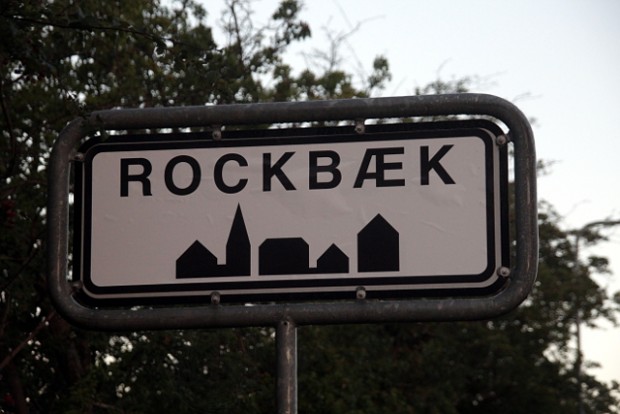 Velkommen til Rockbæk! Sådan ser byskiltet ud når man kommer til byen via Munkholmvej.  Foto: Rolf Larsen.
