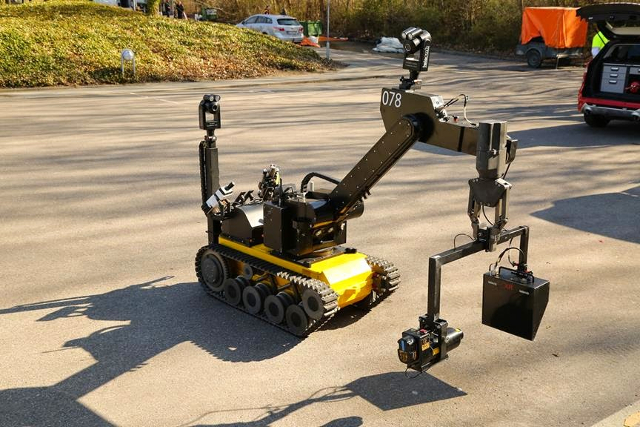 Den fjernstyrede robot "Rullemarie" var i aktion under onsdagens øvelse på Stenhus Gymnasium. Foto: Michael Johannessen.