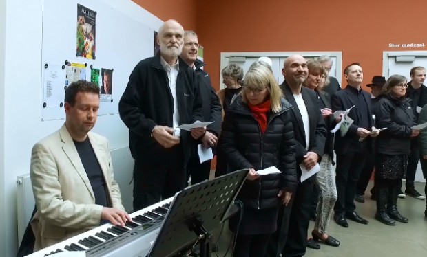 Sangskaderne gav lørdag koncert på Holbæk Bibliotek. Også  det fremmødte publikum fik flere gange mulighed for at synge med under koncerten med "Sangskaderne". Foto: Jesper von Staffeldt.