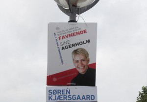 Hvis du vil have en borgmester som er Favnende.. Det er et af de slogans, som Socialdemokraterne bruger på plakater med Sine Agerholm. Hun er i øvrigt den eneste byrådskandidat, som partiet sætter plakater op med. Foto: Rolf Larsen.