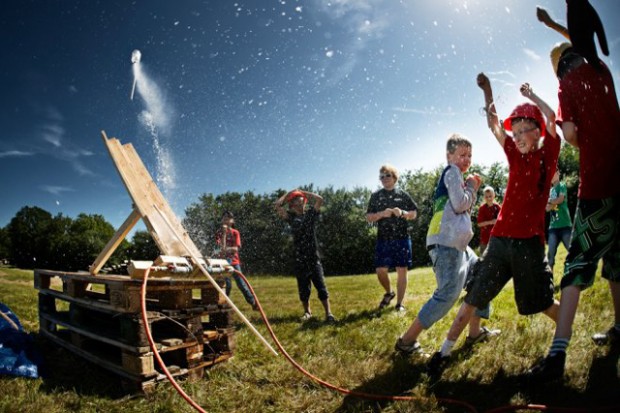 Søndag den 22. juni kan børn og barnlige sjæle fyre vandrakketter af ved Brorfelde. PRfoto.