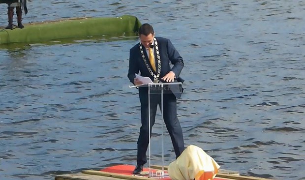 Holbæks borgmester på gyngende grund på Orø,. Er han også det den 19.11? Foto: Jesper von Staffeldt.  