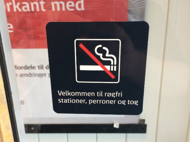 DBS' kunder mødes med forbudsskilt, der fortæller, at man ikke må ryge på stationer, perroner og tog. Foto: Rolf Larsen.
