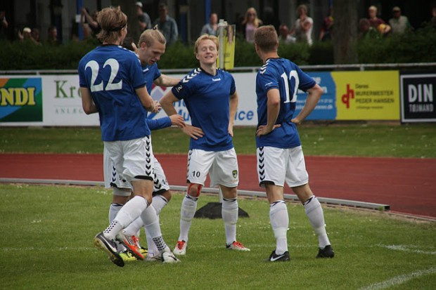 Thomas Jensen i midten efter at have scoret. Foto: Rolf Larsen.