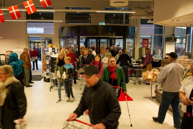 Der var gode tilbud ved åbninge af SuperBrugsen i Tølløse - og dem benyttede kunderne sig af. Foto: Michael Johannessen.