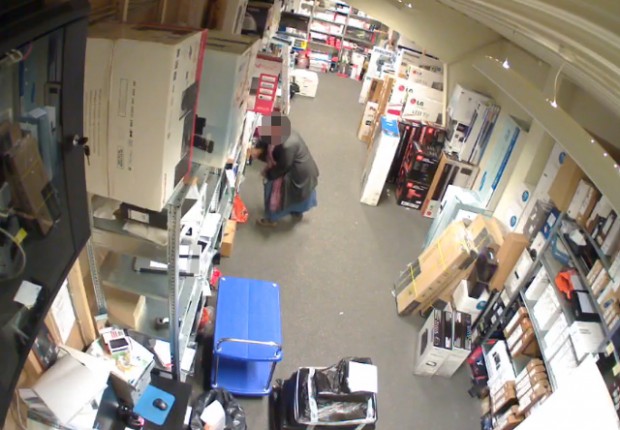 Expert har lagt en video af et tricktyveri i butikken på Facebook. Screendump fra overvågningsvideoen.