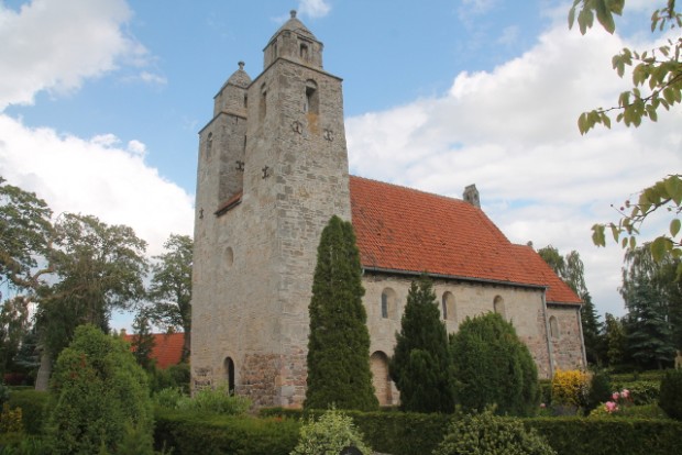 Tveje-Merløse Kirke med de to tårne, er med i filmen "Slottet", som bl.a. har Malene Schwartz på rollelisten. Foto: Rolf Larsen.