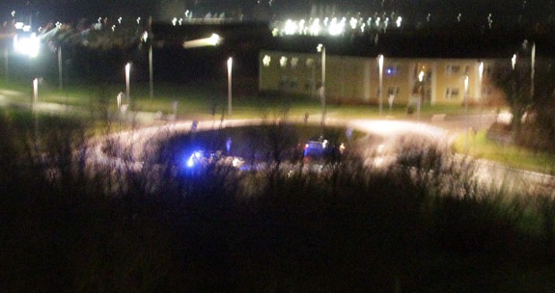 Politiet holder ved den forulykkede bil i rundkørslen Gl. Ringstedvej / Skagerakej. Læserfoto.