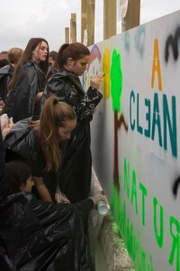 Iført sorte plastiksække maler eleverne streetart. Foto: Torben Ulrik Nissen/CKU.