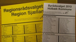 Den meget store gule stemmeseddel til Regionsrådsvalget gav problemer - stemmeurnerne var nemlig for små.  Foto: Rolf Larsen.