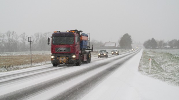 Det kan stadig komme bag på bilister, at det kan være glat når vejene er hvide af sne. Foto: Rolf Larsen.